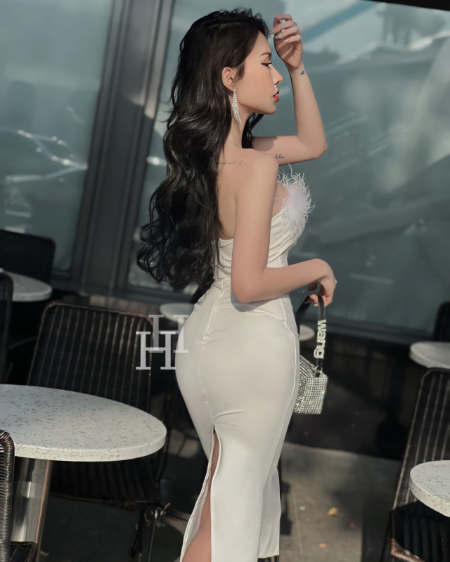 Đầm ôm body viền lông vũ dài qua gối xẻ tà màu trắng HDT290 Hỉn Hỉn Store